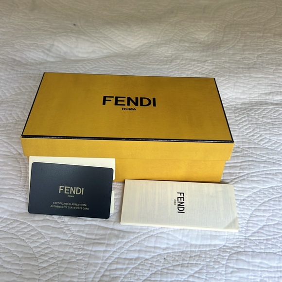 Authentic Fendi box with authenticity card - Picture 5 of 8